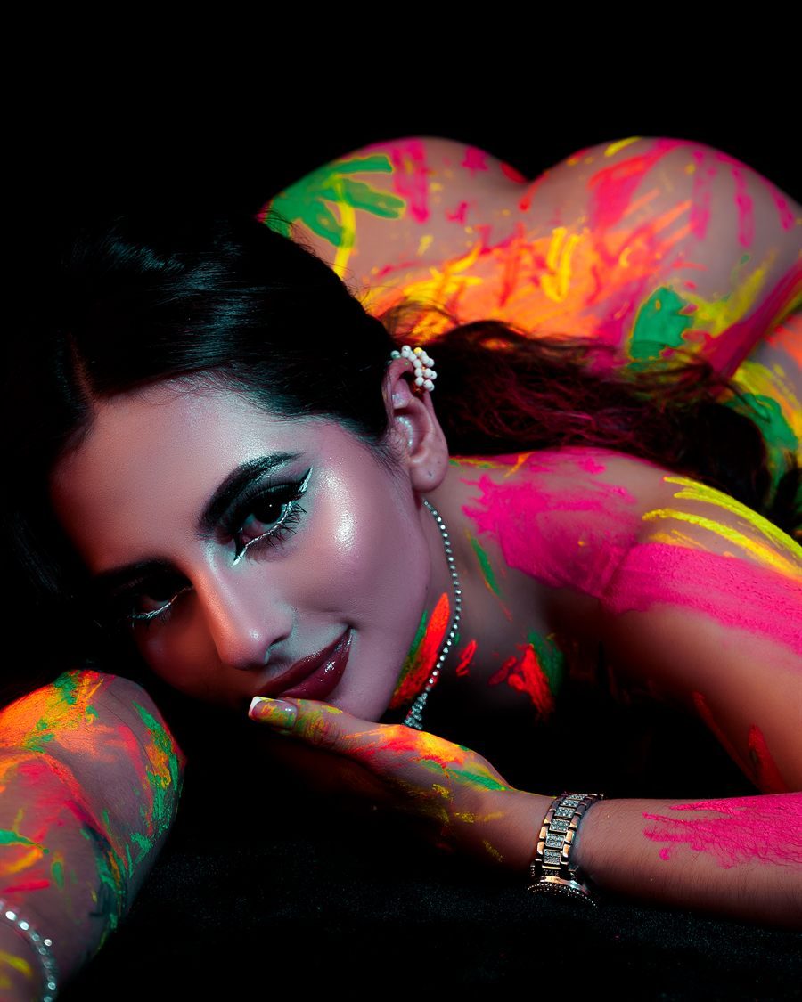 Concepto body paint fluorescente